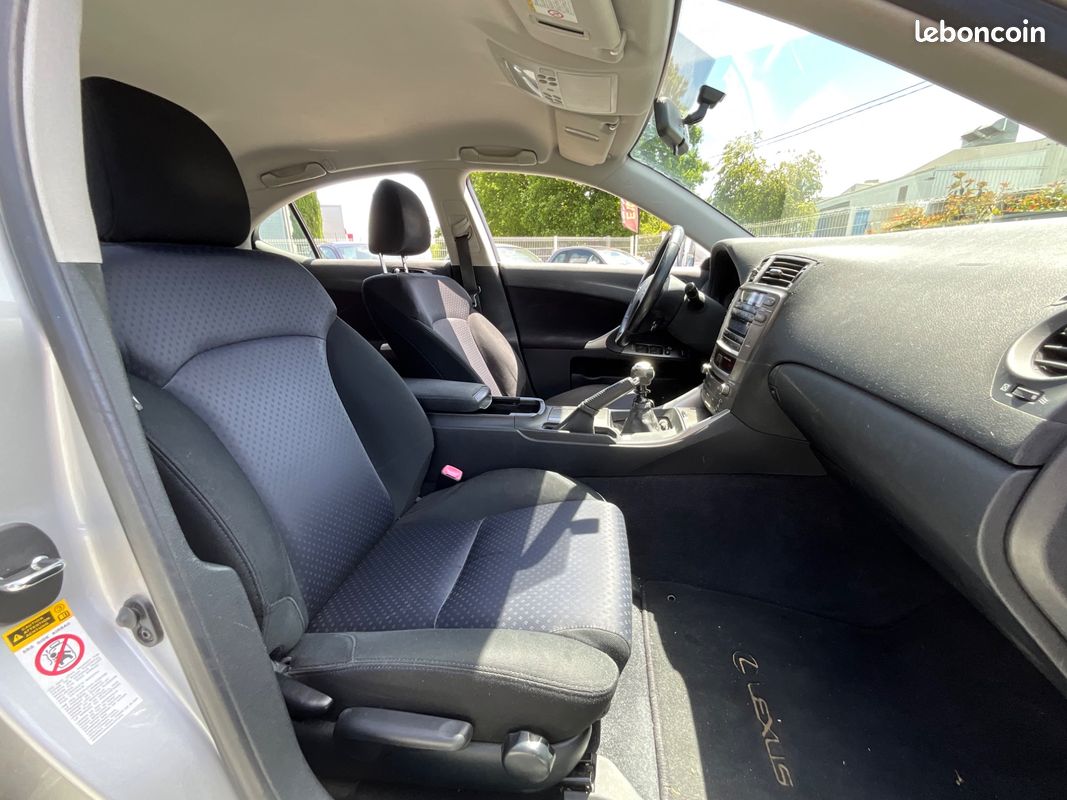 Lexus is 2.2 220d 175ch finition executive / regulateur / suivi (image 13)