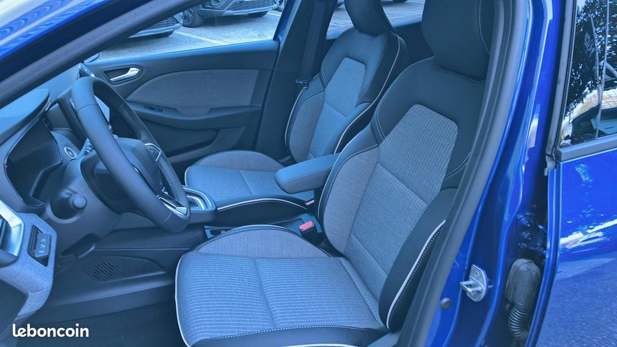 RENAULT CLIO techno full hybrid E-Tech 145 ch - 24 (image 7)