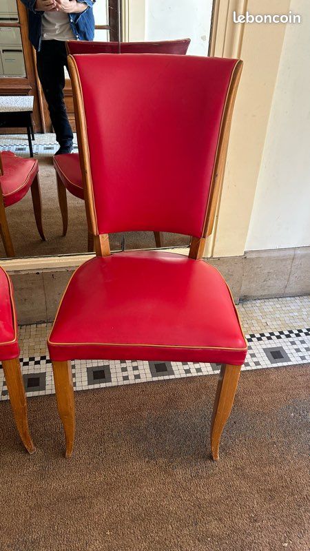 Chaises vintage bistrot années 50/60 en bois et skaï rouge – lot de 4 (image 1)