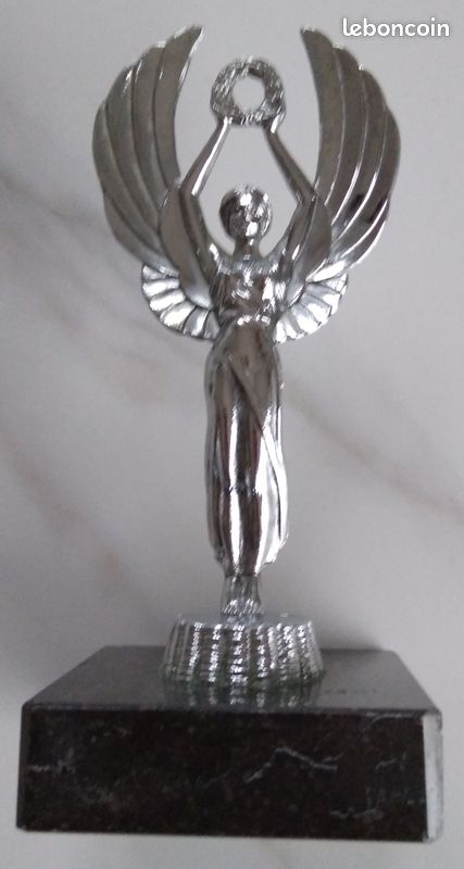 Lot 4 trophées collector (image 3)