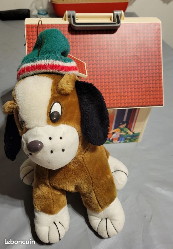 Chien peluche avec son bonnet (image 1)