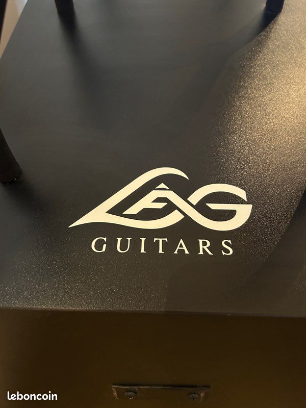 Stand de guitares de marque LAG GUITARS (image 3)