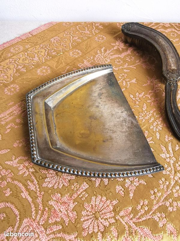 Pelle et brosse de table anciennes en métal argenté poinçonné (image 4)