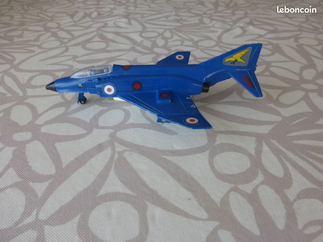Dinky Toys avion 725 F-4k Phantom II Chasseur Royal Navy Meccano GB + Bombe Chasseur de la Royal Navy, proposé de 1972 à 1977, fini en bleu. Le train d'atterrissage est rétractable (image 4)
