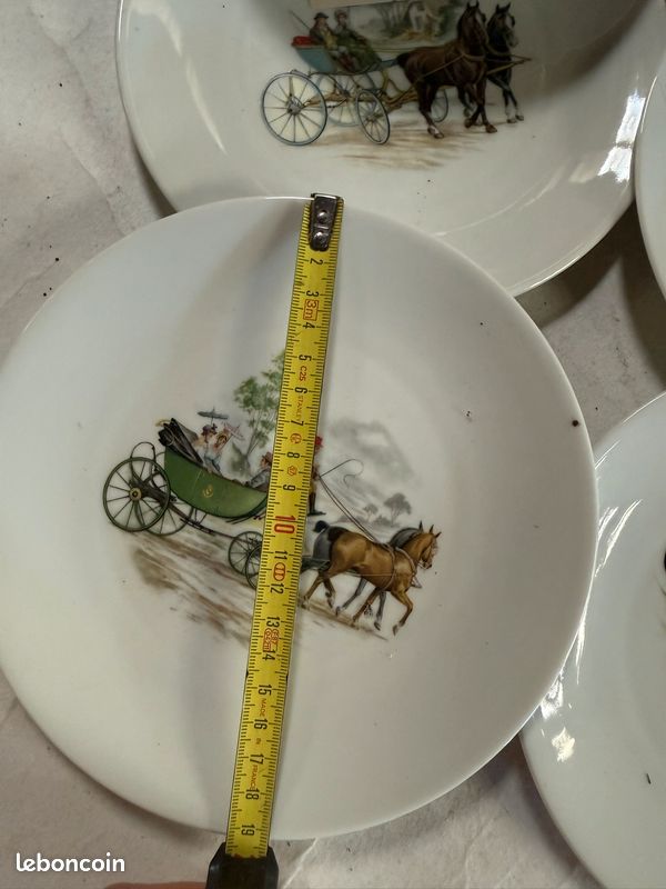 6 Petites assiettes en porcelaine blanche décor calèches chauvigny (image 3)