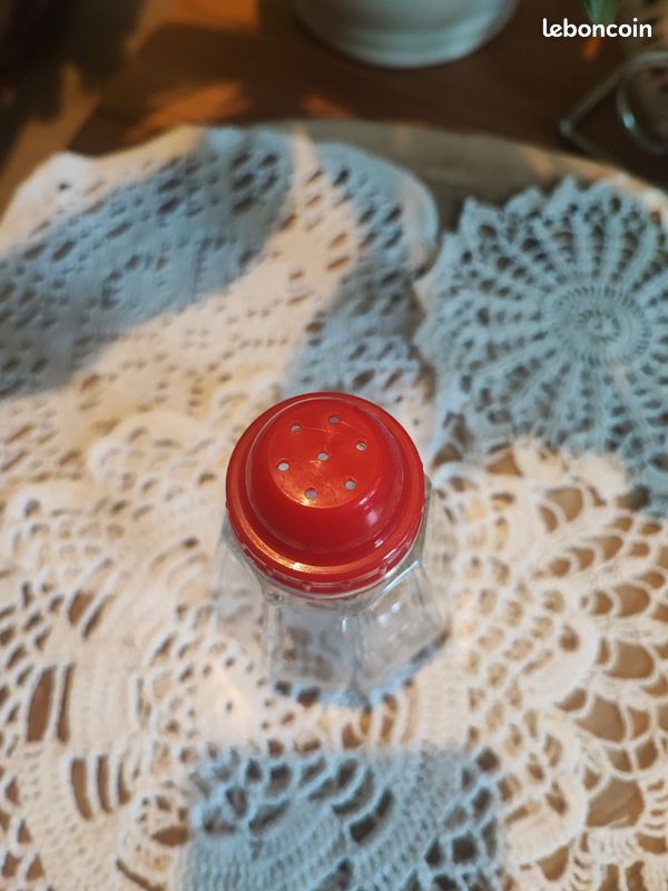 2 Salières ou saupoudreuses verre bakélite vintage