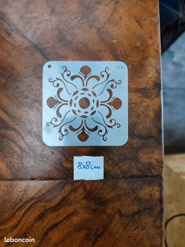 Pochoir n°10 - Mandala baroque à volutes. Format 8 x 8 cm. Plastique réutilisable en bon état. Idéal pour peinture, scrapbooking, décoration, customisation et loisirs créatifs (image 4)