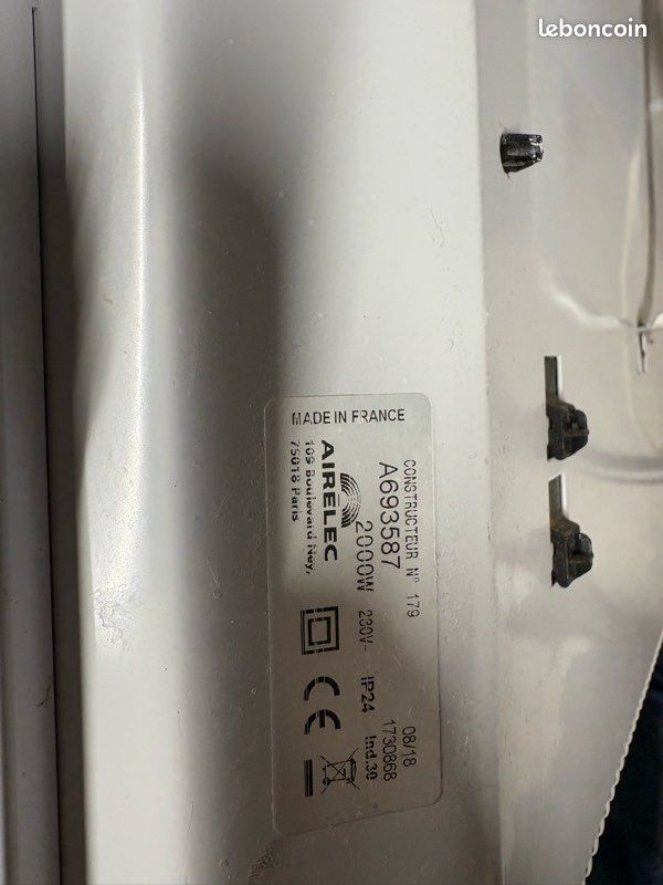 Radiateur 2000w à inertie contrôlée Airelec Novea à détection présence et fenêtres ouvertes. Très peu servis. Prix d’achat environ 400 euros pièce (image 2)