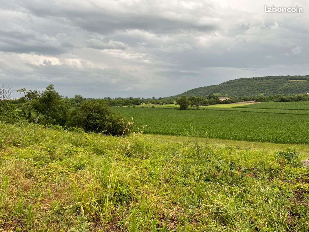 Terrain à Marsat avec vue sur la campagne · 160 000 €