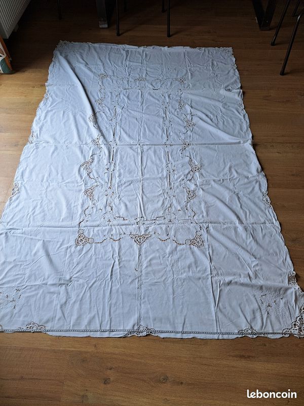 Grande nappe avec broderies + 12 serviettes (image 1)