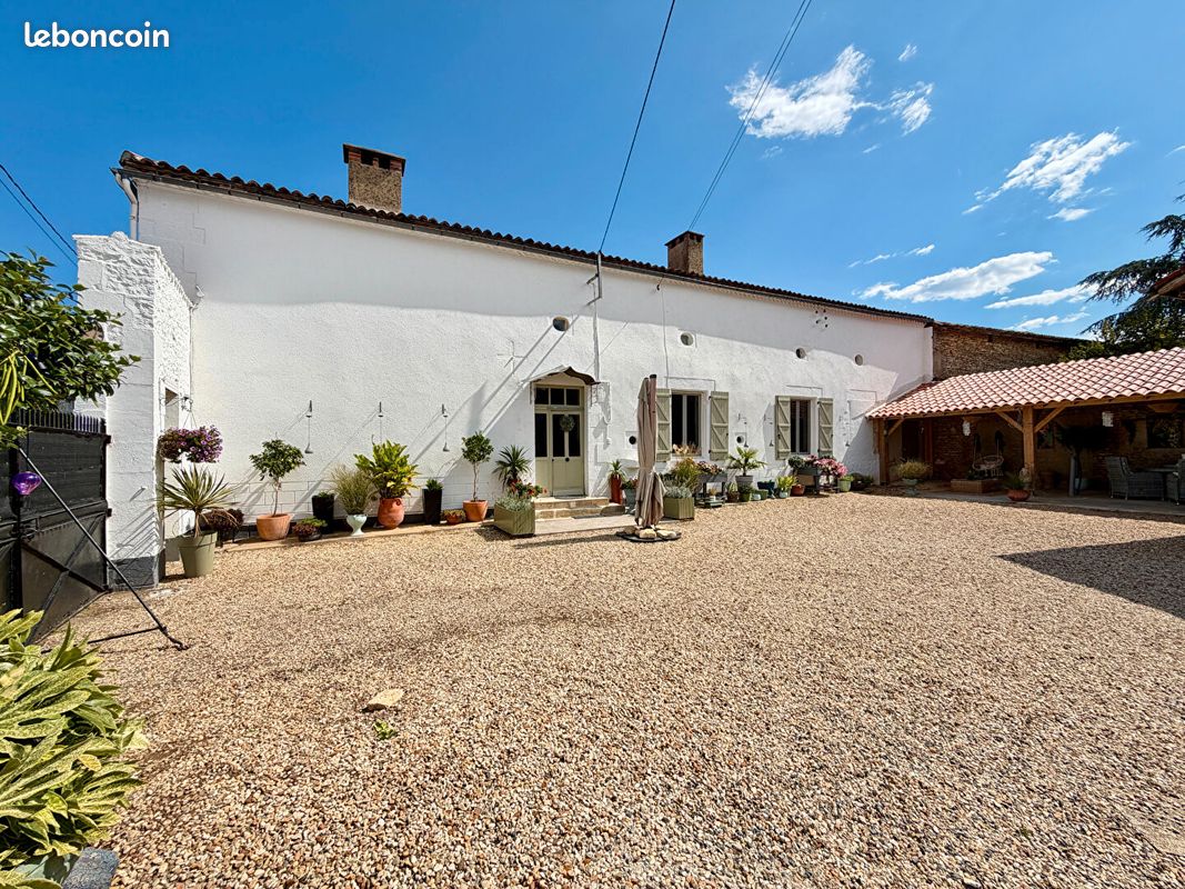 Maison 9 pièces 237 m² · à Voulême · 237 m² · 243 800 €
