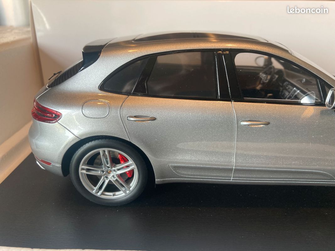 Porsche Macan Turbo silver 1/18 Spark (image 10)