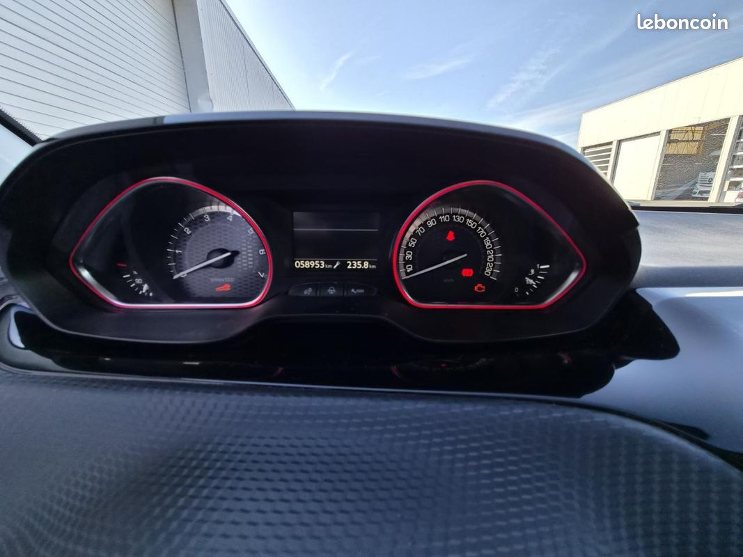 PEUGEOT 2008 1.2i PureTech 12V S&S - 110 GT Line PHASE 2 (image 16)
