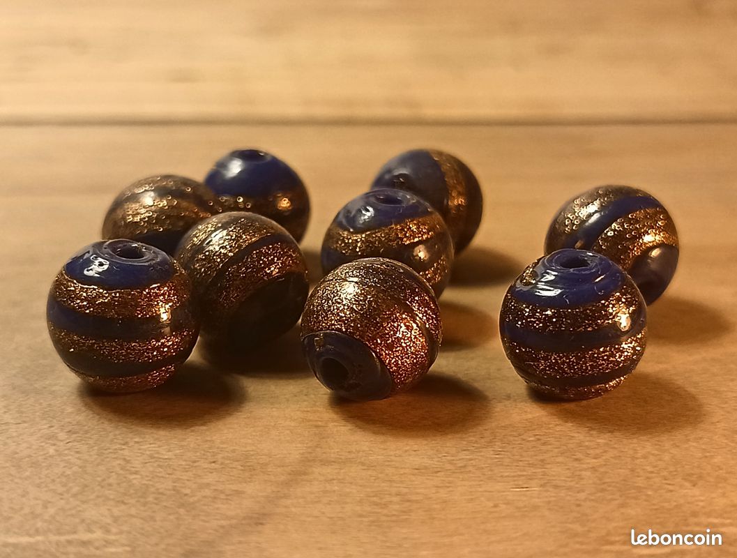 Robe de soirée courte cocktail noire ornée de paillettes dorées