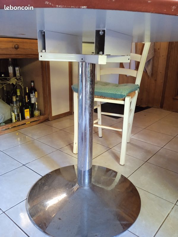 Table (image 3)