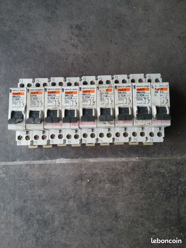 Lot De 9 Disjoncteurs Merlin Gerin (image 1)