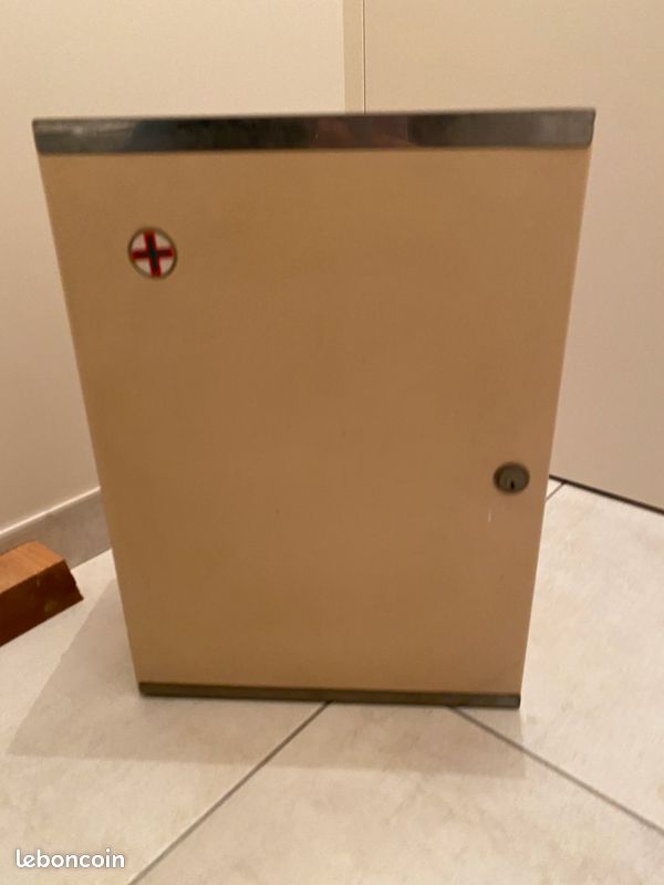 Placard à Pharmacie (image 1)