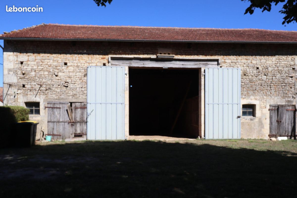 Maison 3 pièces 142 m² · à Londigny · 142 m² · 32 000 €