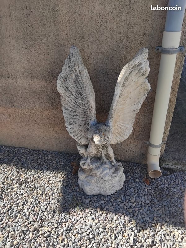Aigle statue année 1980 (image 1)