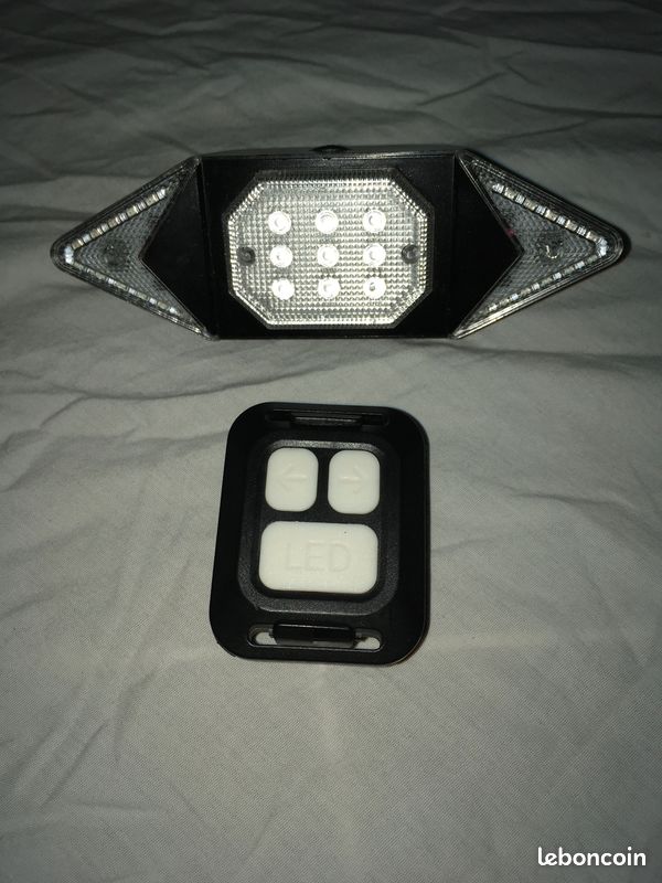 Feu arrière LED pour vélo avec clignotants et télécommande sans