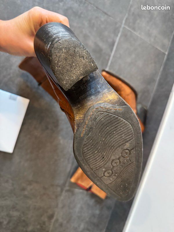 Bottes De Cow-boy Et Chapeau Nature Morte à L'extérieur | Photo Gratuite