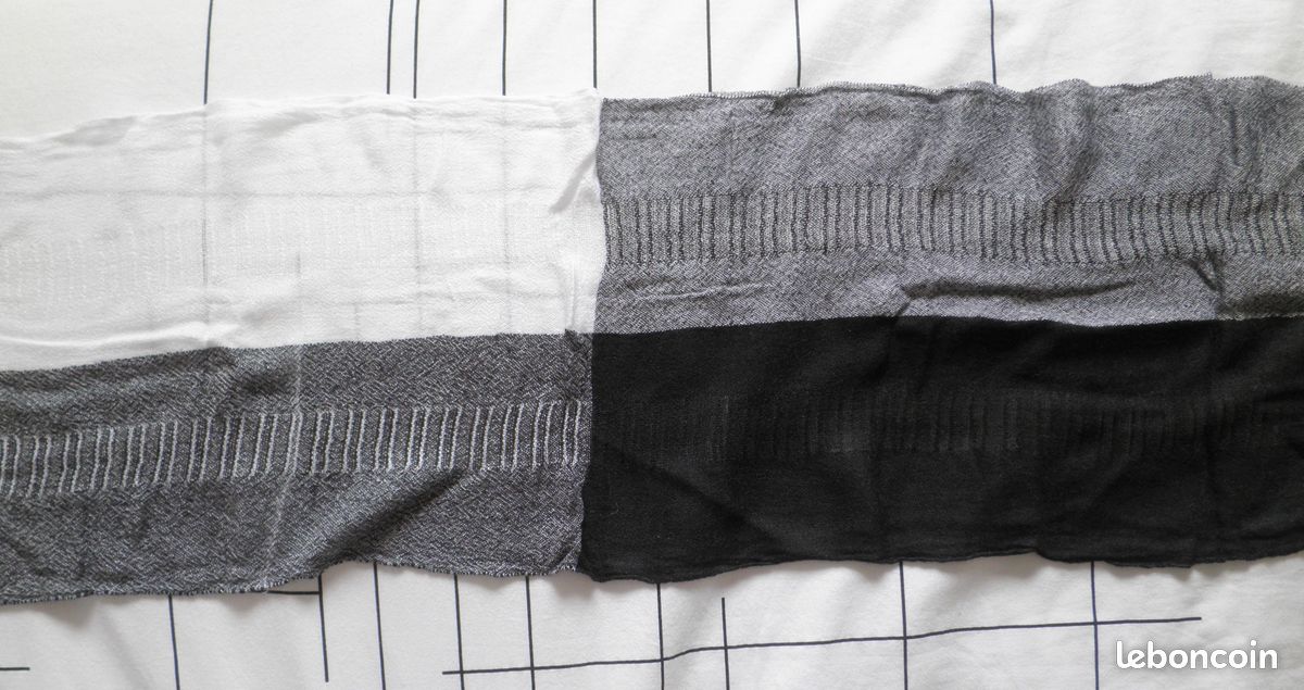 Foulard femme avec bandes noir - gris - blanc (image 3)