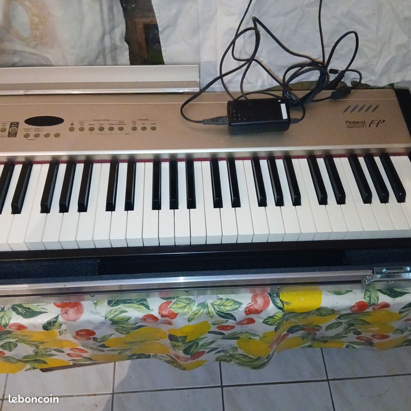 Vends piano numerique Roland avec fly case (image 3)