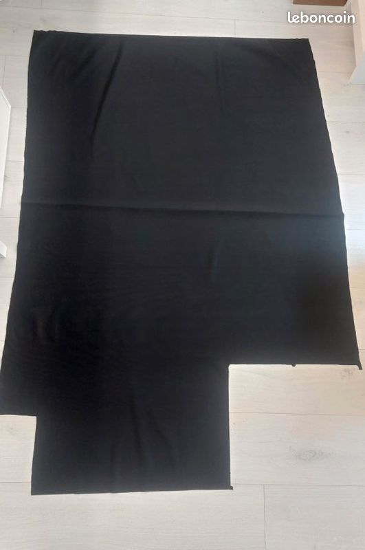 Coupon de tissu noir, épais extensible, 113 x106cm et chute (image 3)