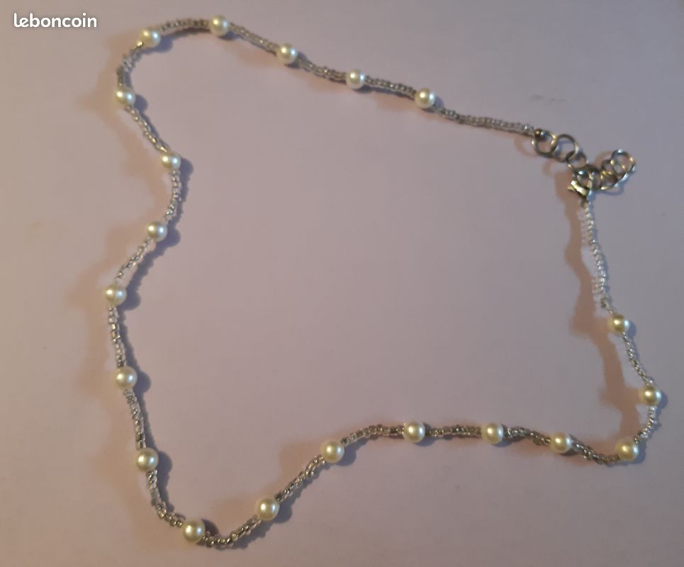 Collier en fausses perles de cultures blanches séparées par des petites perles argentées (image 4)