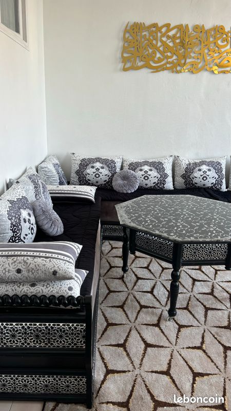 Salon marocain complet en très bon état – 3 sedari, 1 table, 2 coffres, 13 coussins, et 2 paires de tlamet (image 1)