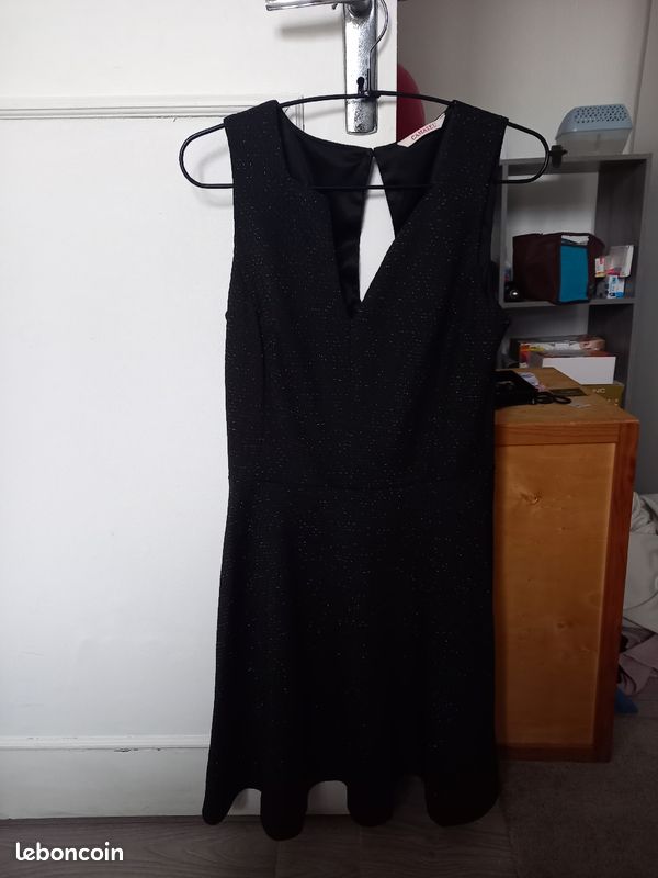 Robe noir qui brille un peu (image 3)