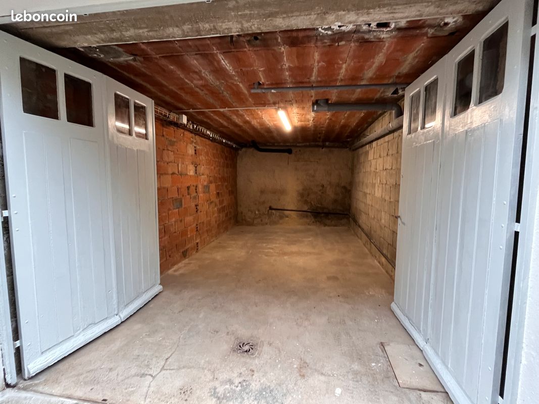 Garage fermé avec accès privatif – 18 m² – QUINGEY · 55 €