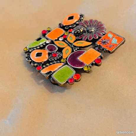Broche Art Déco en métal argenté et pierre bleue Bijou