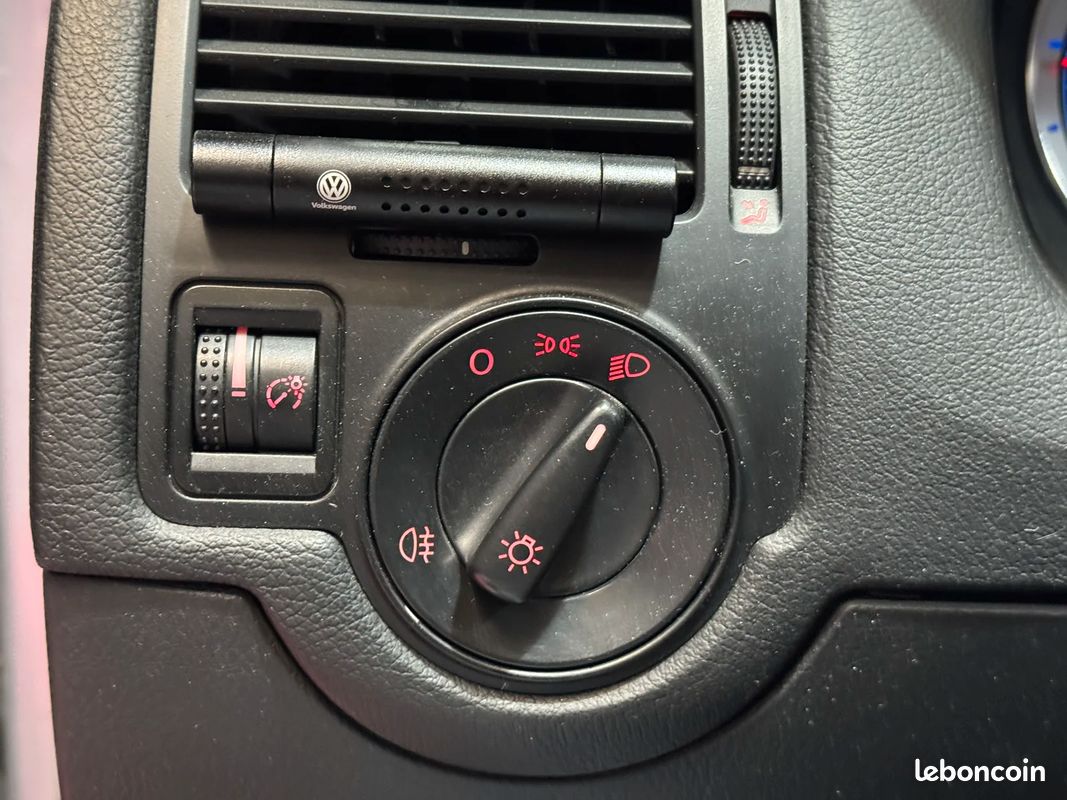 Volkswagen Bora 1.9 TDI Trendline BVM6 / Carplay / Suivi OK (image 19)