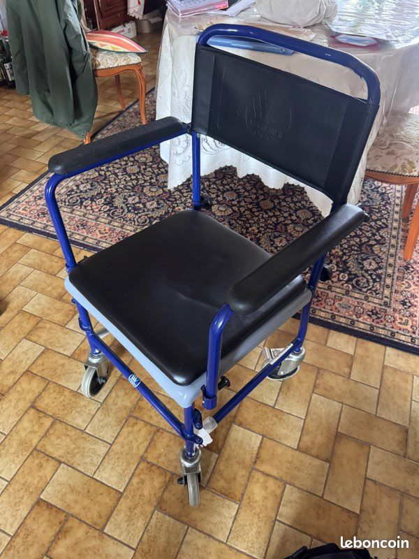 Chaise percée à roulettes VERMEIREN 139E – PMR (image 1)