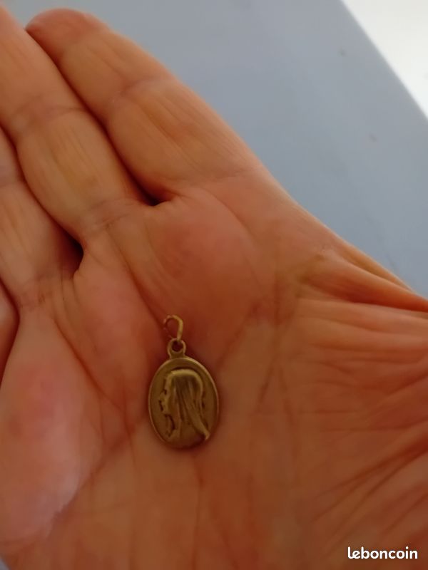 Médaille ovale ancienne Ste Anne d'Auray - Montres & Bijoux