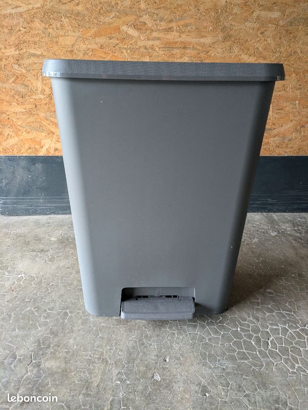 IKEA KNÖCKLA poubelle 50L
Poubelle à pédale, gris foncé, 50 l (image 1)