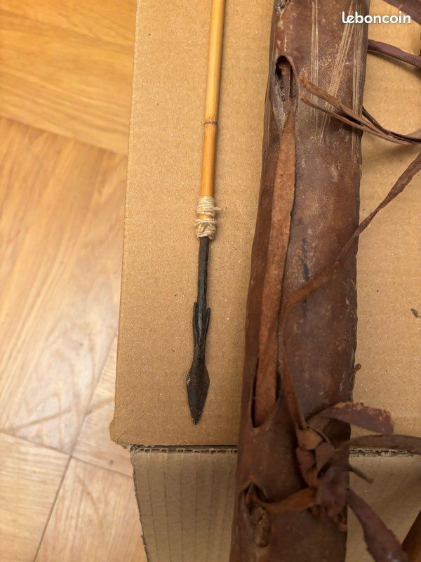 Ancien Arc De Chasse Avec Carquois Et Flèches à Plume, Vintage