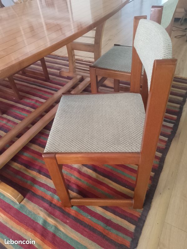 Table forme tonneau et 4 chaises tissus (image 3)