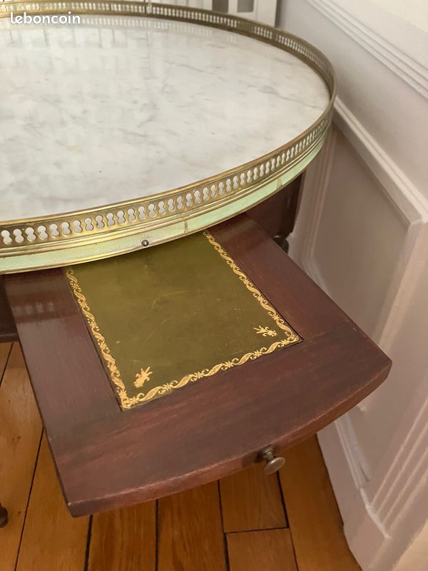 Table bouillotte - Plateau marbre, acajou et galerie en laiton (image 3)