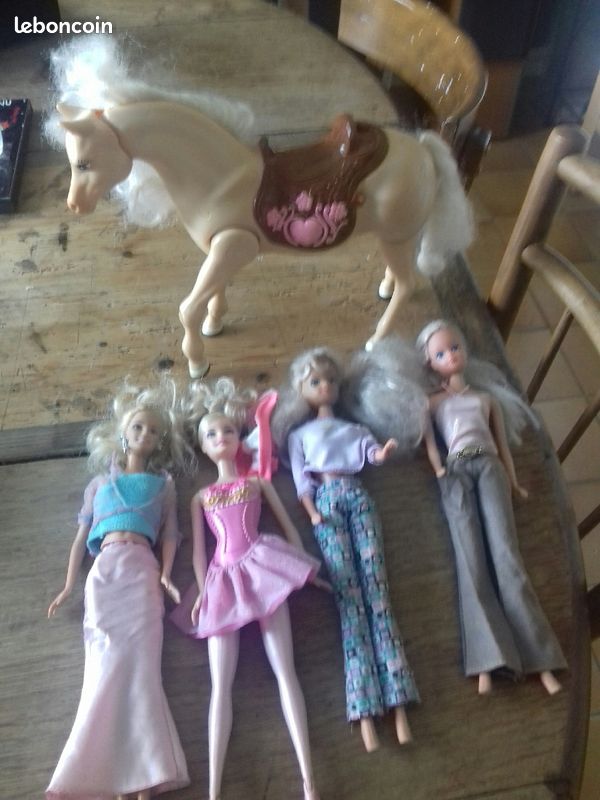 Lot poupées barbies (image 1)