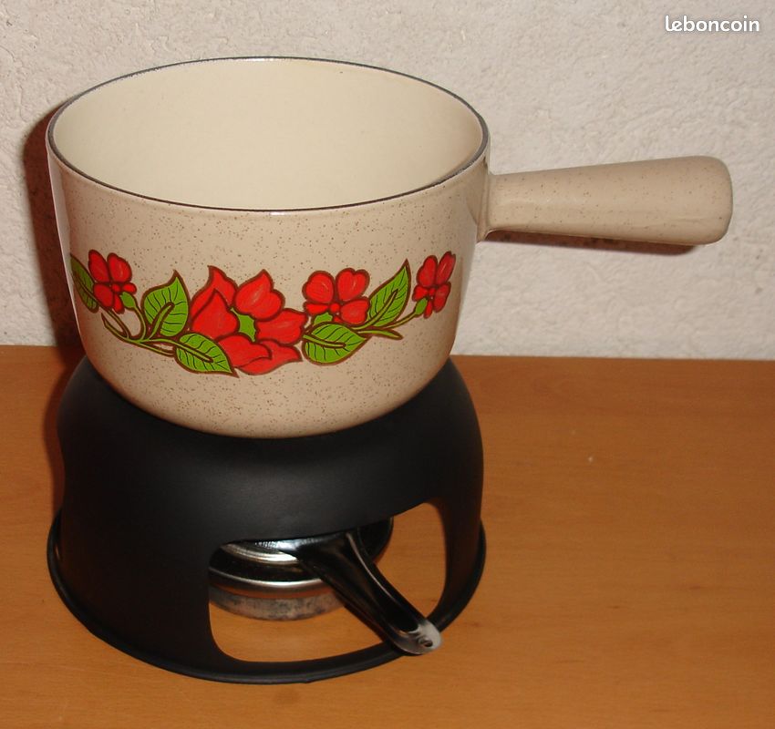 Service à fondue tradition MEN426C, 6 personnes, 2,6L, caquelon fonte émaillé compatible tous feux dont induction, socle acacia