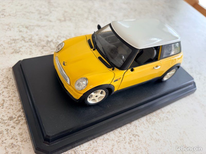 Voiture Miniature Bburago 1/18 Mini Cooper Jaune Toit Blanc - Sur Socle (image 2)