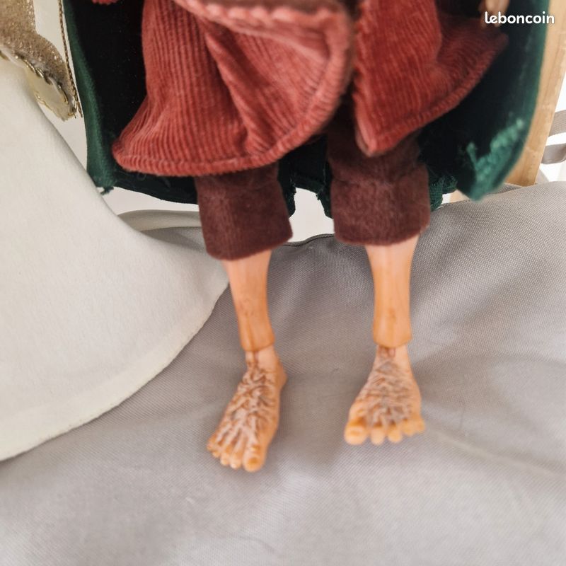 FIGURINE ARTICULÉE TOYBIZ Frodon Sacquets avec épée piquante Seigneur des Anneaux Deux Tours EUR