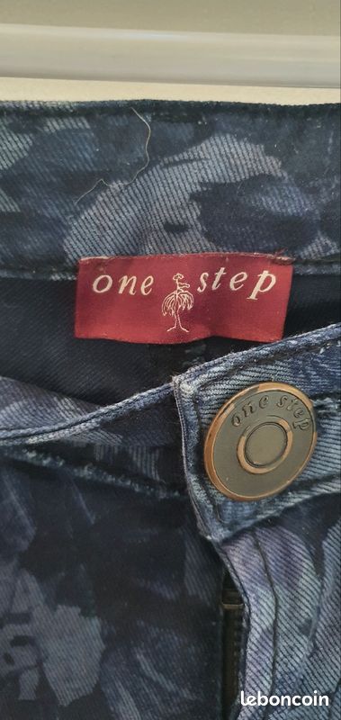 Pantalon jean bleu marine motif fleurs (image 4)