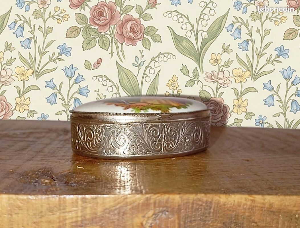 France Vintage - Charmant Petit Pilulier en métal argenté et Porcelaine avec décor Fragonard (image 6)