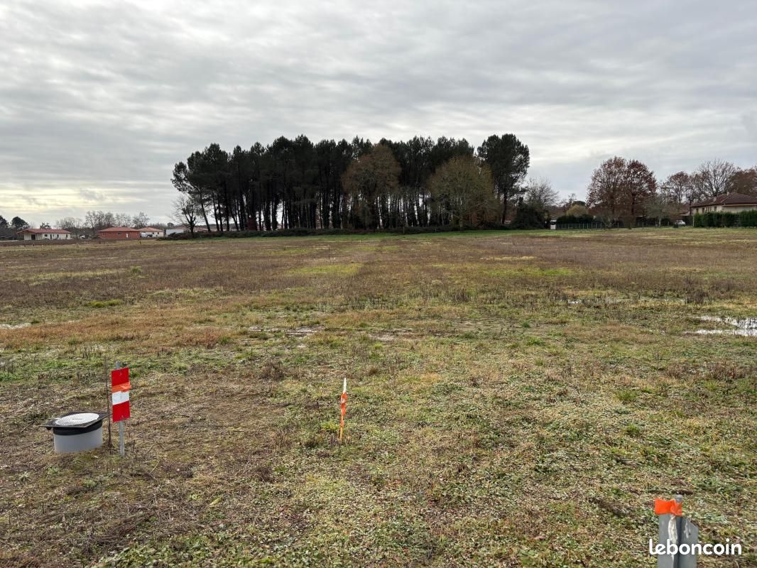 Terrain 1 411 m² Sarbazan · 42 000 €