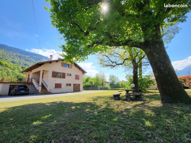 Grignon Maison au calme, beaux volumes et terrain généreux