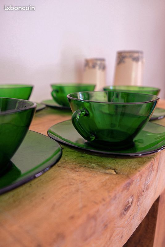 4 tasses et soucoupes vintage en verre vert