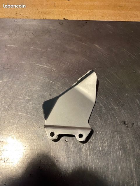 Platine protege talon droit MV AGUSTA f4 1000 (image 2)